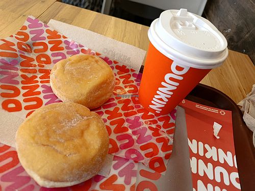Relleno de avellana y el otro de crema. Un descafeinado de soja at Dunkin' - Calle de Fuencarral in Madrid