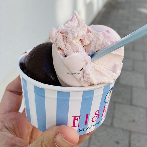 Dunkle Schokolade und Rhabarber   at Eiskind in Munich