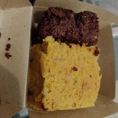 Brownie und Karottenkuchen togo at Sundays in Gottingen