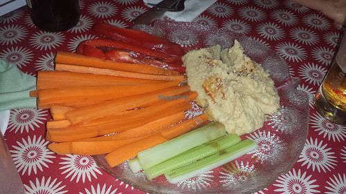 Hummus casero con sésamo, acompañado con verduras at La Joya in Nerja