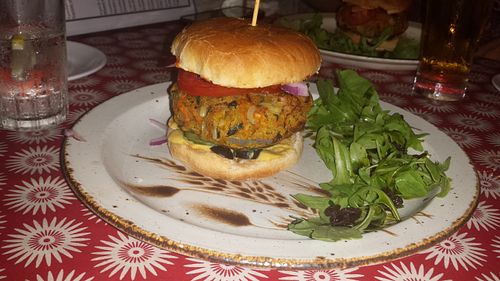 Hamburguesa de espinacas at La Joya in Nerja