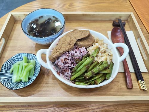 Happy set meal at Aiweigen Vegan Restaurant - 艾维根 in Nanjing
