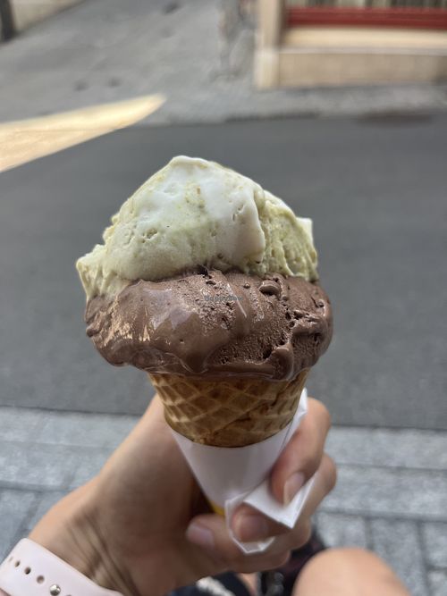 Pistazie/Mandel und Schokolade   at MANU Gelato Lausanne in Lausanne