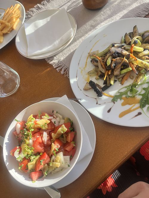 Heerlijke salade en gegrilde groenten.  at Restoran “Meshko” in Peshtani