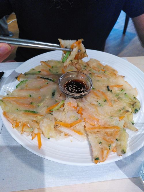 Pancake ohne kimchi, dafür mit zucchini. Riesige portion at Seoul Station in Luzern