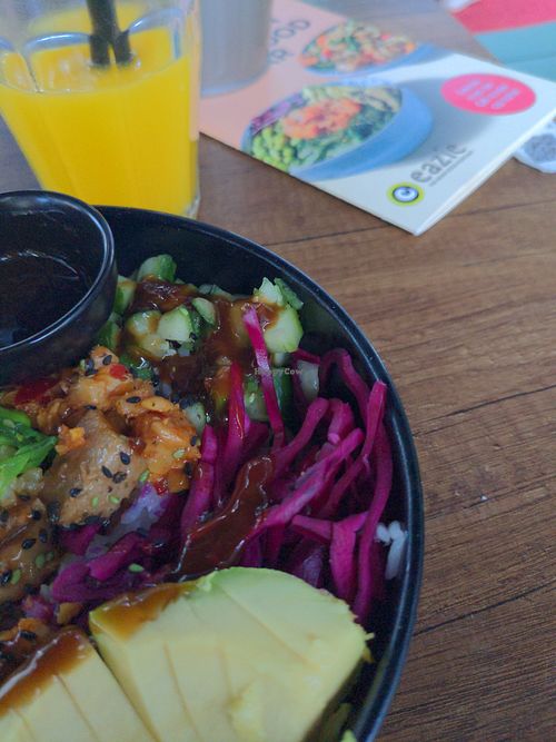 Tempeh bowl with added vegan chicken at Eazie - Stationsplein in Utrecht