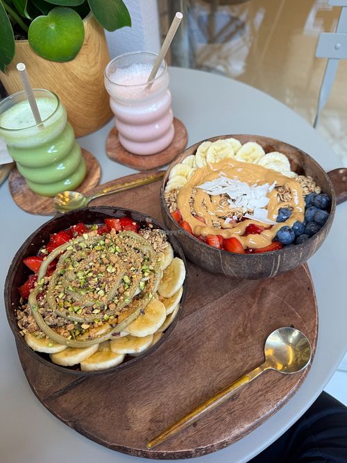 Pura vida, medium (left) + Energizer, large (right) at Pura Vida Açaí in Valencia