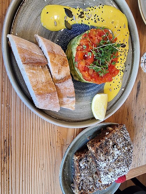 Avocado-Tatar und Bananenbrot at Cotidiano Hauptplatz - Villach  in Villach