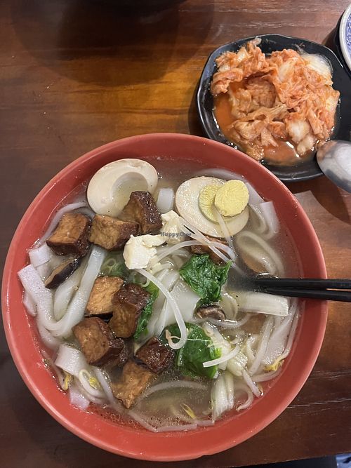 Flat noodles mit stewed egg und seasoned dried tofu.   at Old Papa Black Tea - 明潭茶老爸 in Yuchi