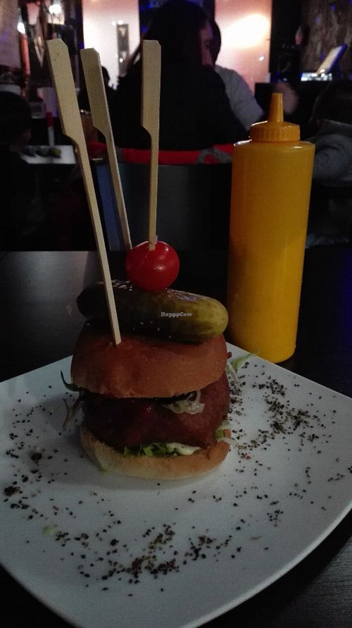 Oldtimer burger. The yellow can has vegan mayo and you can use it if you wish at Lily Burger in Berlin