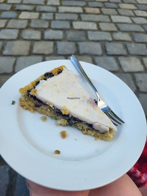 Veganer Zitronen Blaubeer Kuchen at KaffeeWerk in Passau
