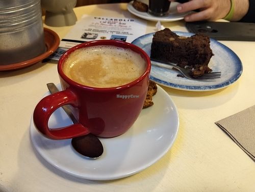 El brawnie y el cafe at Akelarre Librería Café in Valladolid