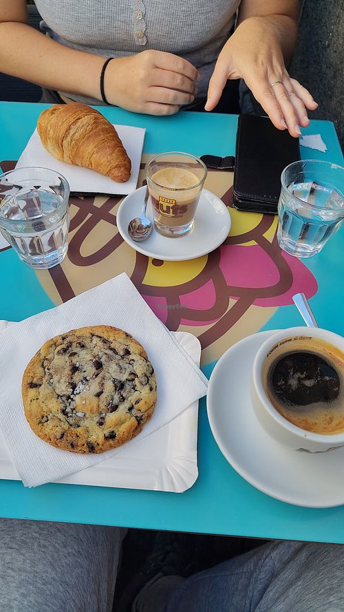 10€ pour cookie, croissant, ginseng et Americano. at Nuts in Catania