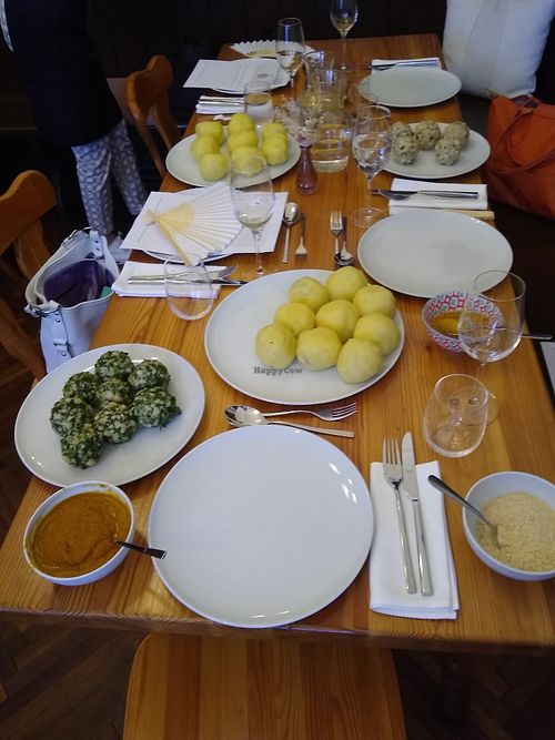 4 different kinds of vegan Knödel (dumplings) - two  "Semmel" (breadroll) based: Spinach & plain "Semmel", two filled: tempeh and savoury chestnut 👍 at Schlicht Vegan in Sieghartskirchen