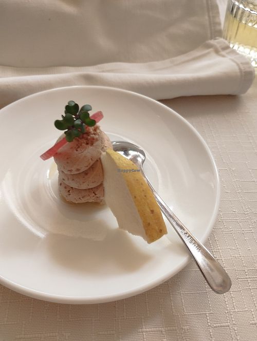 Slightly spicy chestnuts pâté combined with fermented red onion and freeze-dried apple chips at Oštarija Herbelier in Dolenjske Toplice