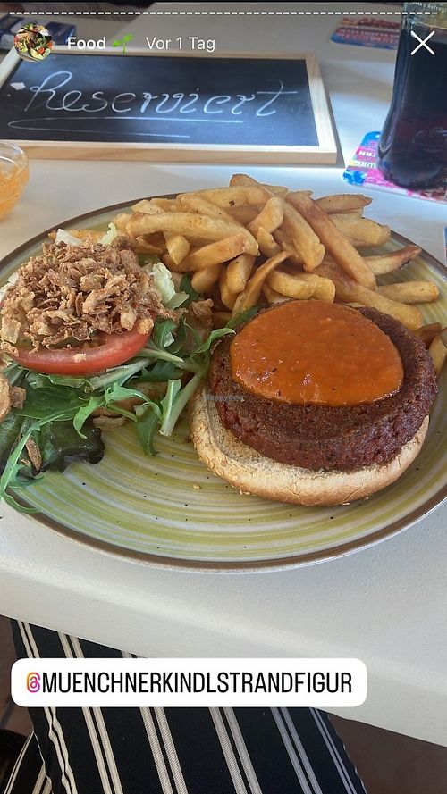 Veganer Burger; war okay aber die Tapas schmecken noch viel besser😄 at Münchner Kindl Strandfigur in Mallorca