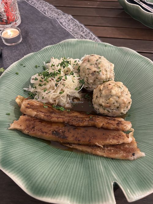 Freitag: 23.01.26 Es kocht: Cornelia - Veganes „Bratl“ auf Soyabasis mit Semmelknödel und warmem Krautsalat + kleines Dessert 12,90€   at Hinterhofküche in Linz