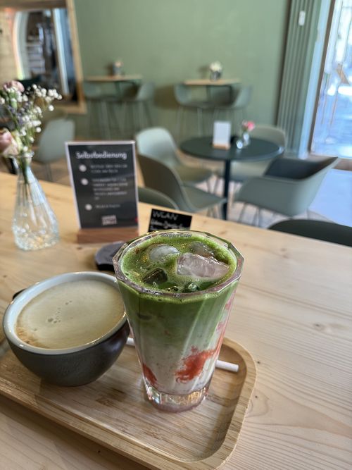 Cappuccino und Strawberry Matcha  at Urban Jungle Lodge in Uberlingen