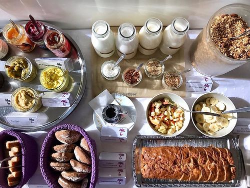 brunchtime at deli bluem! every saturday, sunday & holiday ou can enjoy our brunch between 10 am and 3 pm!
we have a choice of delicious homemade spreads, our famous banana bread, muesli, fresh fruit and a variety of salads and warm options! enjoy! at Deli Bluem in Vienna