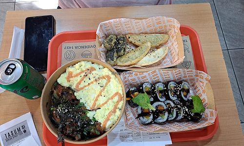 Kimbap tradicional y mix de frituras (vegan) at Tasum in Santiago