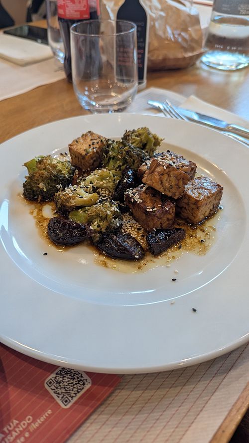 Tempeh glassato con broccoli e prugne at Le Terre - Piatti della Tradizione in Rozzano
