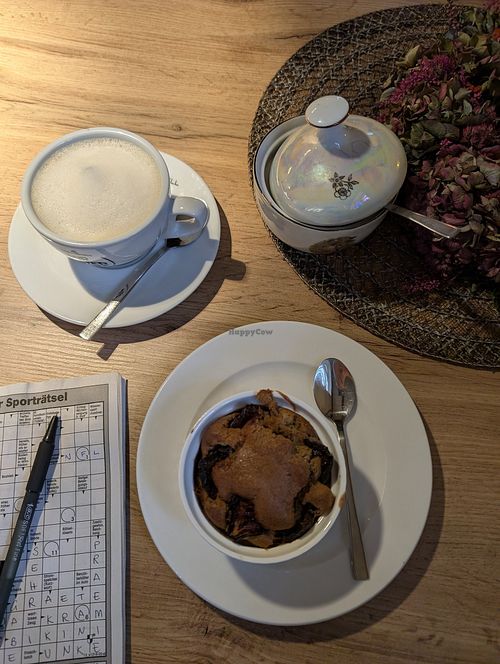 Warmes Pflaumen-Zimt-Küchlein und Cappuccino mit Hafermilch at Café Santa in Bad Essen