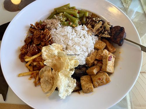 Rames vegan (rice with two vegetable dishes, two soy dishes, one vegan satay and three garnishes  at Toko Frederik in The Hague