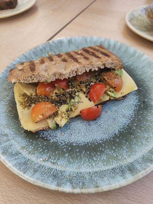 Tostada al gusto con queso vegano, pesto, aguacate y cherry at Bliss  in Santa Maria De Palautordera