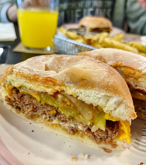 Vegan cheeseburger with beyond, vegan cheddar, vegan mayo, sweet onion, pickles, ketchup and mustard at Baka Vieja Burger Shop in Gijon