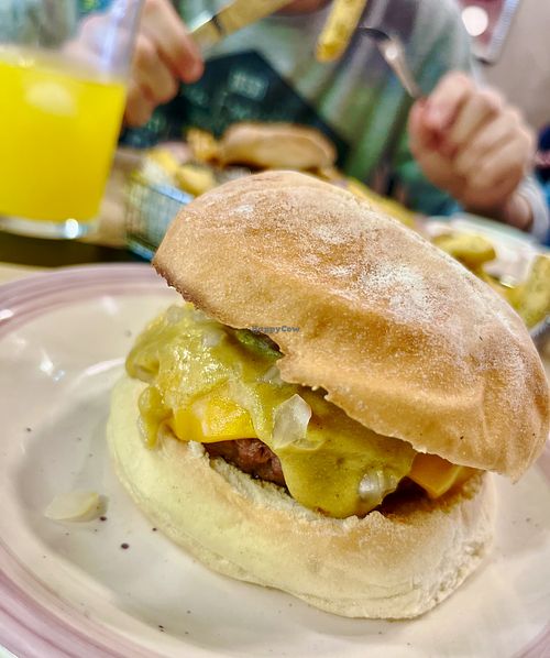 Vegan cheeseburger with beyond, vegan cheddar, vegan mayo, sweet onion, pickles, ketchup and mustard at Baka Vieja Burger Shop in Gijon