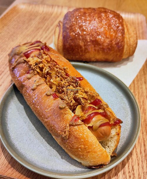 Hot dog + pain au chocolat at Land & Monkeys - Grands Boulevards in Paris