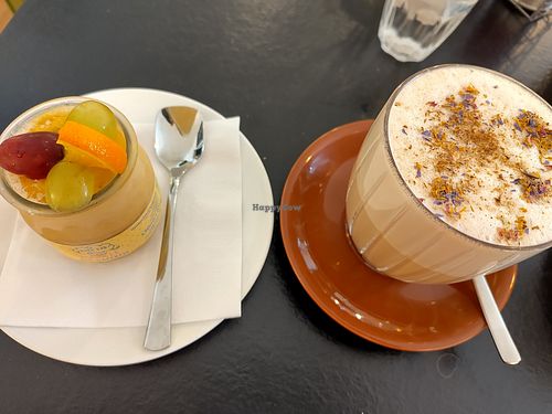 Veganes regionales Marilleneis + Chai Latte at Das Kleine Café am Meranplatz in Bad Aussee