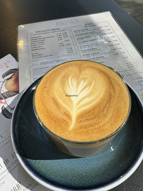 Flat White mit Hafermilch   at Le Jus in Hamburg