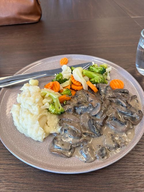 Mushroom stew with mashed potatoes and vegetables at Varangertunet in Vestre Jakobselv