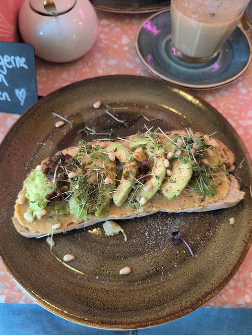 Brot mit Avocado, Tomatenpesto und Pinienkernen at Aprilmädchen Cafe in Nagold