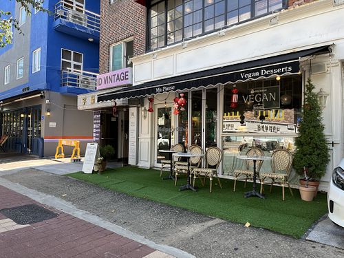 Shop frontier   at Ma Pause Vegan in Seoul