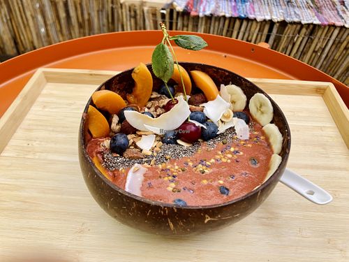 Újabb szuper hely, ma találtam ☺️. Vegán, teljes értékű, nagy arányban nyers, szuperfoodos, hagymamentes, jó hangulatú 🙏  at Smoothie Sanctuary in Budapest