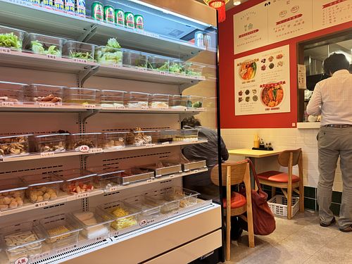 Bar zum aussuchen der Zutaten   at Yanchan Malatang - ヤンチャン麻辣湯 in Tokyo