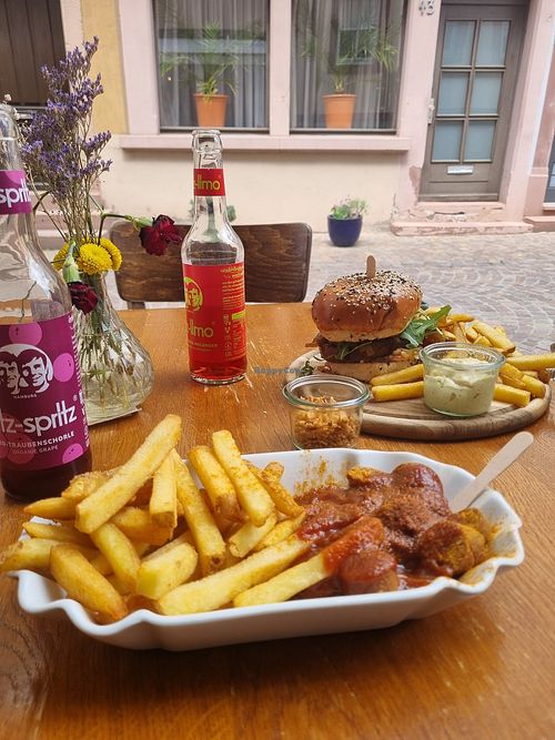 Vegan curry worst en vegan burger. at Kalinski Wertheim in Wertheim