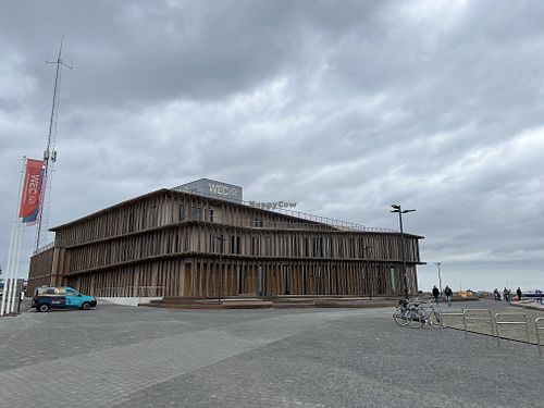 Ein toller moderner Bau, das Wetter war nicht ganz perfekt   at Restaurant Mare in Groningen