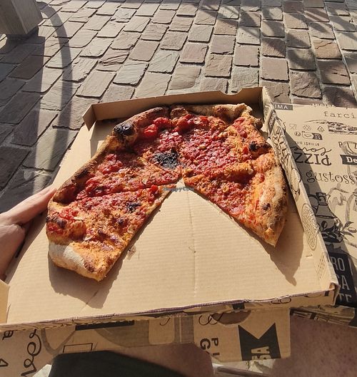 Perfect pizza with a think crust (ask them for Pizza Marinara) at SIM'S PIZZA in Soulac-sur-mer