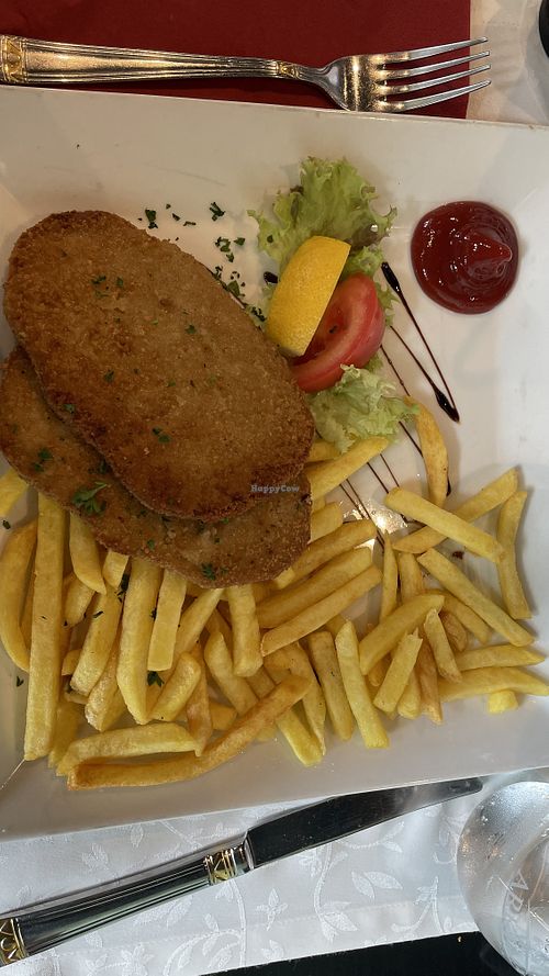 Veganes Schnitzel mit Pommes  at Restaurant Höfli in Aarburg