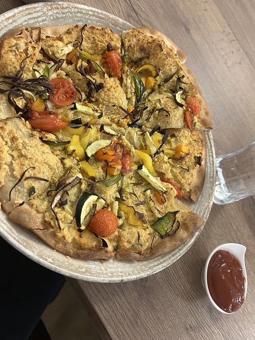 Flammkuchen mit Hummus und Gemüse  at Freund's Lokal in Eferding