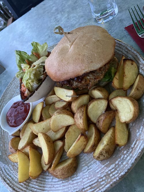 veganer burger mit getreidelaibchen, wedges und beilagensalat  at Freund's Lokal in Eferding