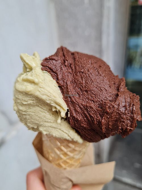 Pistachio and chocolate (vegan) at Artigiana Gelati in Seregno