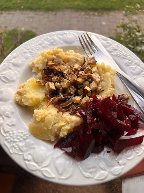 Traditional danish fare - Brændende Kærlighed - vegan - with Ingrid Ærter, and homemade pickled beetroot at Højriisgaard in Femoe