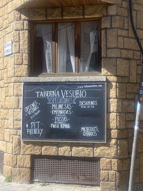 Outside sign stating vegan and vegetarian  at Taberna Vesubio in Cercedilla
