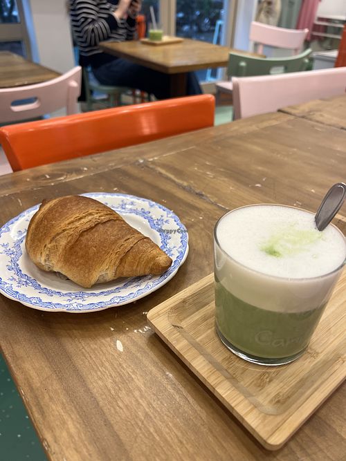 Croissant vegano e matcha con latte d avena  at MICA in Milan