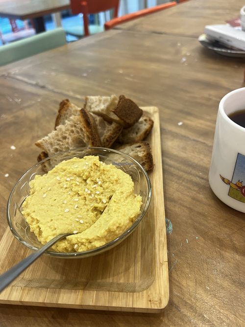 Hummus con pane  at MICA in Milan