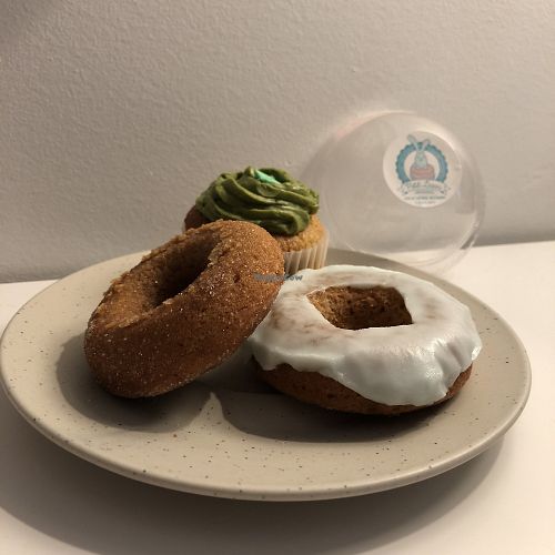 Beigne à la cannelle et aux épices, Beigne à la vanille et Cupcake au matcha at Petit Lapin in Mount-royal